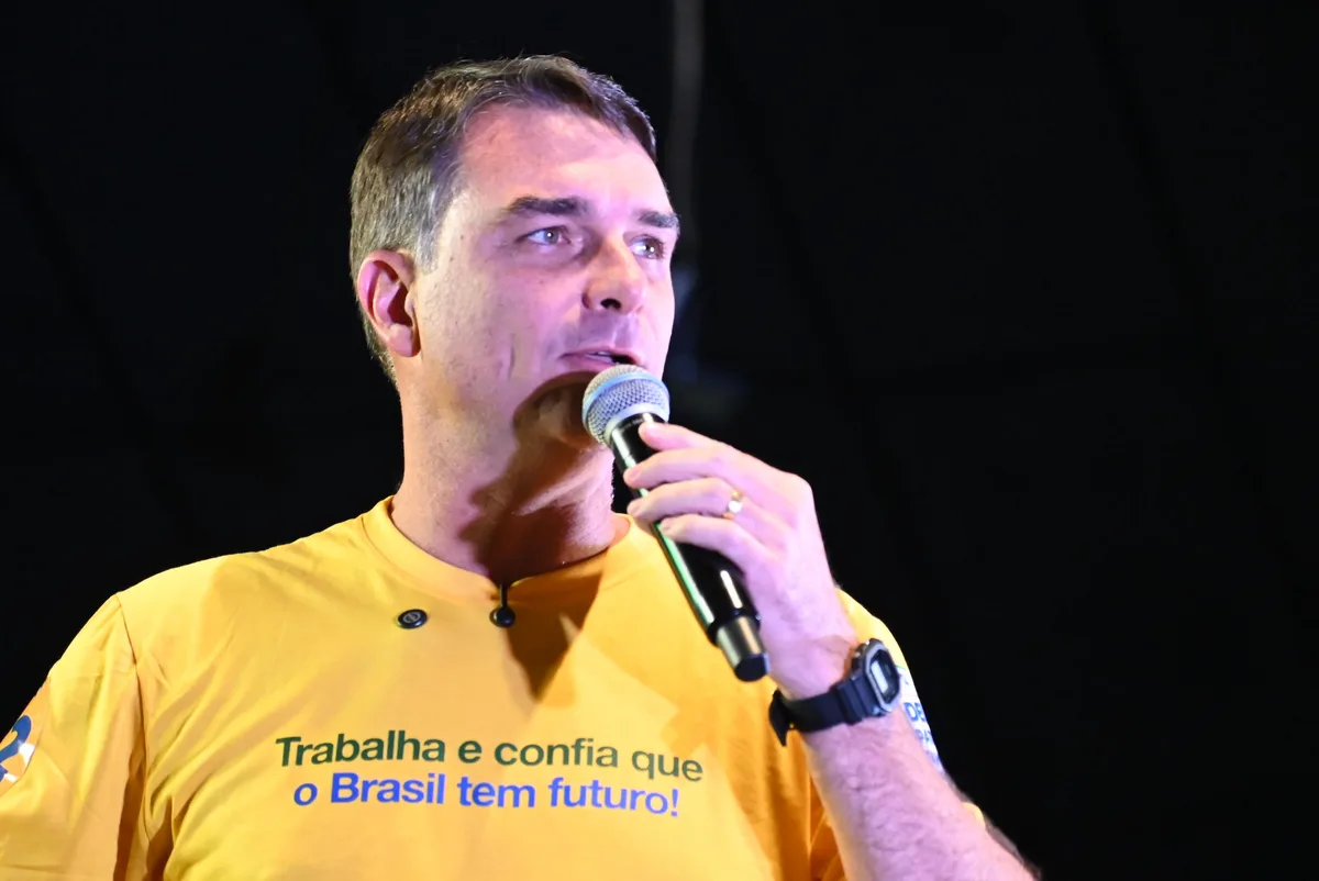 Flávio diz que não fará economia com salário mínimo, mas evita prometer ganho real