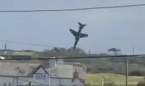 Caça da Força Aérea britânica cai e explode após decolagem