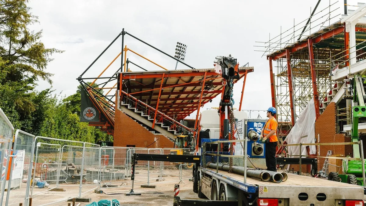 Un club de la Premier League trabaja a contrarreloj para habilitar su estadio