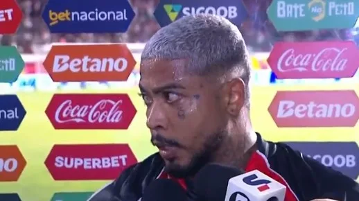 Marinho desabafa após Vitória perder clássico para o Bahia: "Me dá raiva"