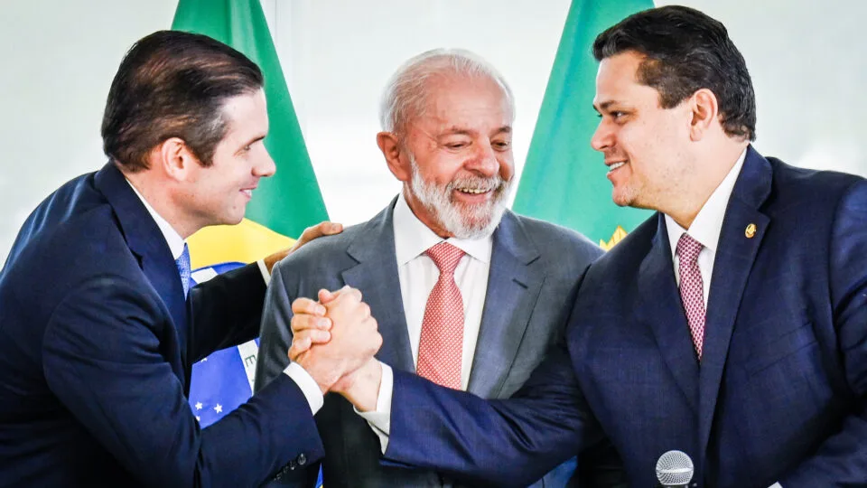 PEC da 6×1 une interesses eleitorais de Lula e dos presidentes do Congresso