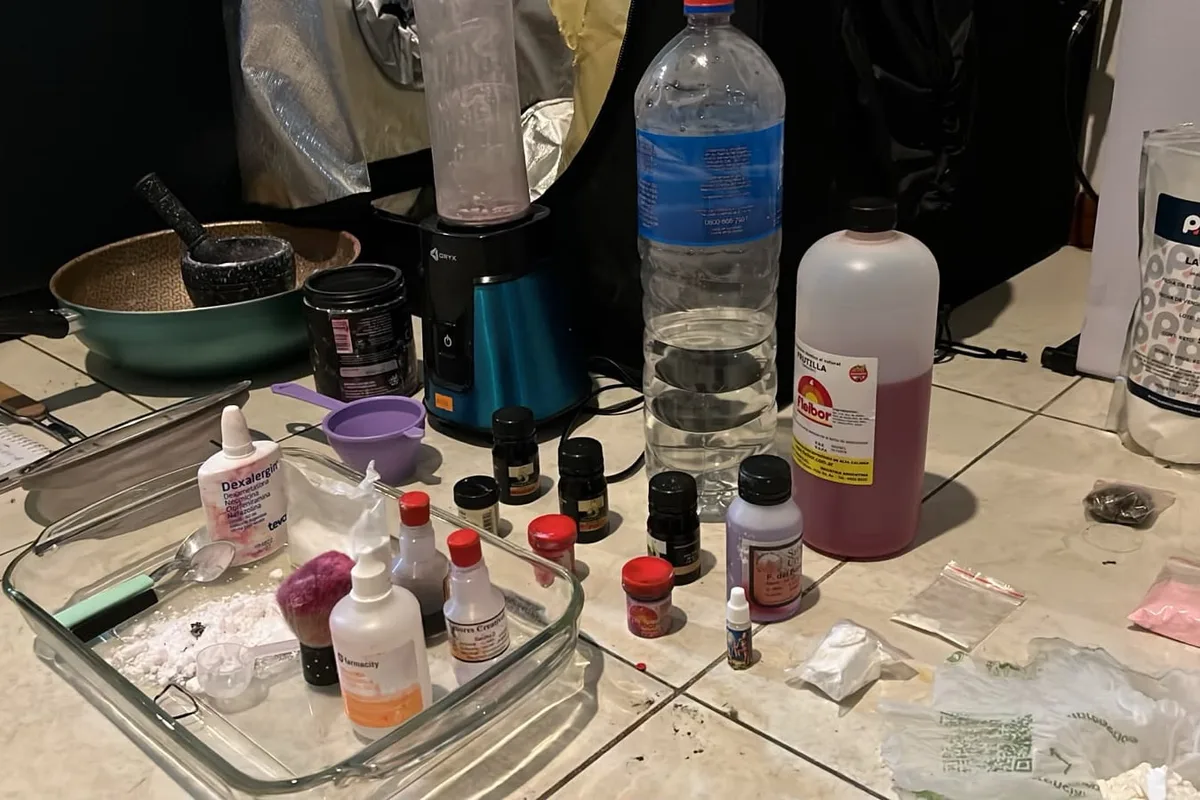 Desbaratan en Villa Crespo una cocina de drogas sintéticas montada por un dealer venezolano
