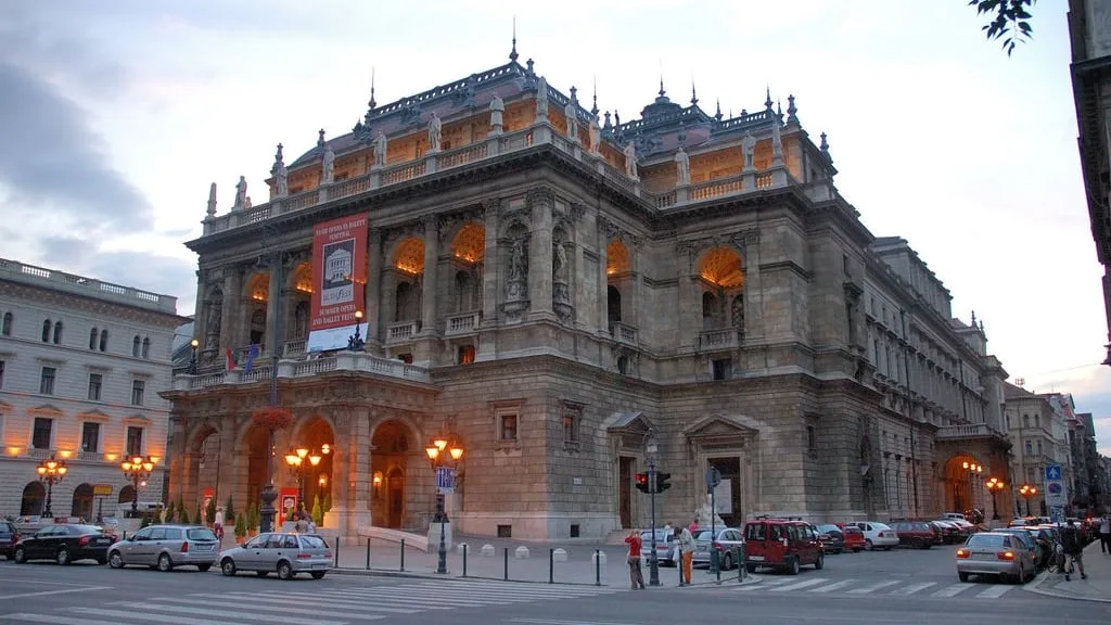 Un emperador lo inauguró en 1884 y una obra de cinco años lo renovó: así luce el teatro que enorgullece a Budapest