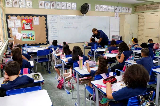 Ministério da Educação restringe uso de IA em escolas e universidades