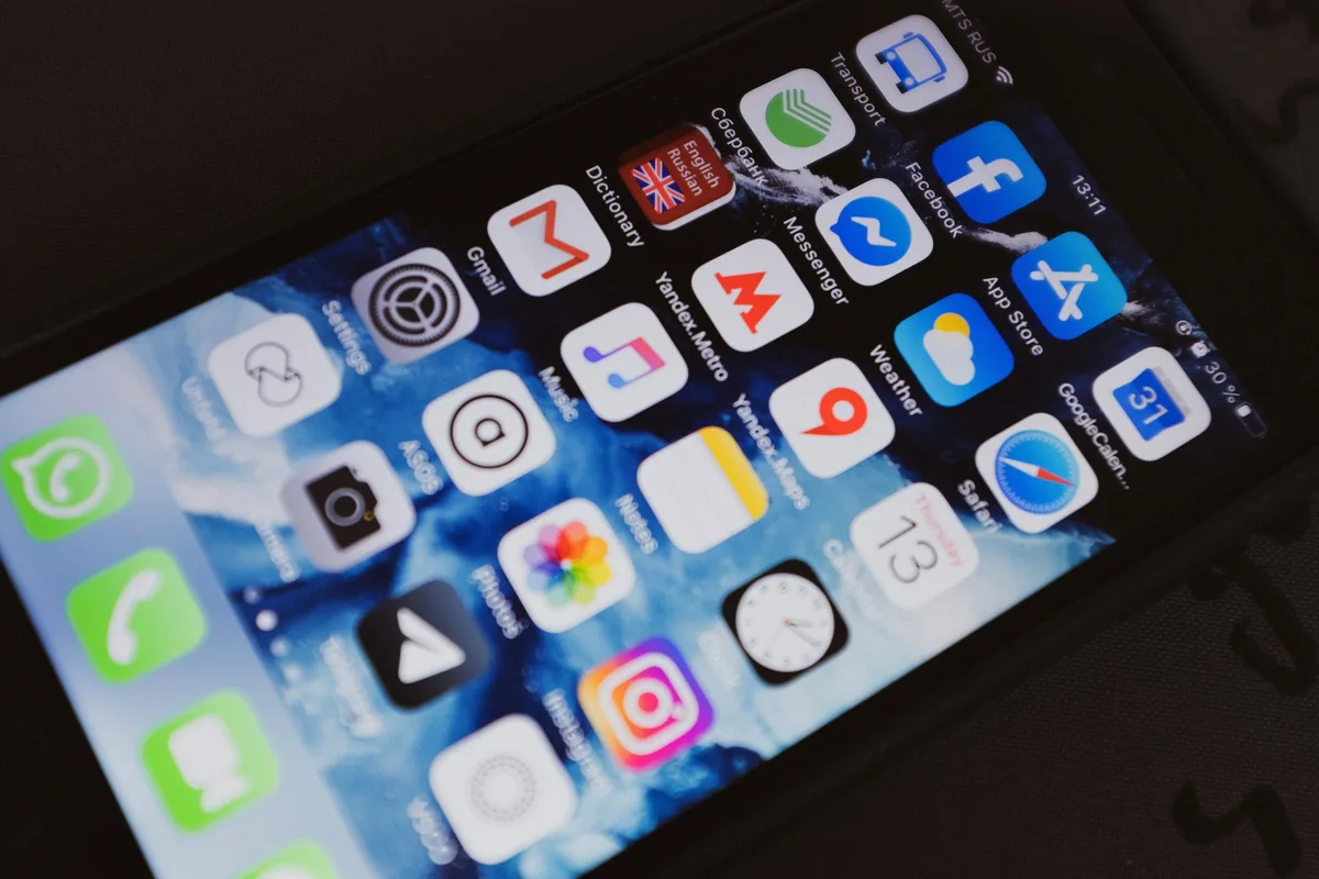 O banimento de contas empresariais pelas big techs