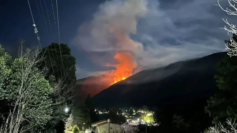 Un incendio forestal consumió 100 hectáreas en un solo día en Catamarca y los brigadistas trabajan por controlarlo