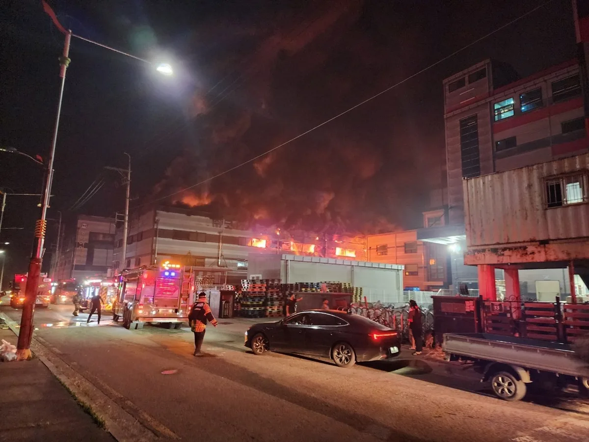 인천 화장품 공장 큰불 약 14시간 만에 완진…4개 동 전소