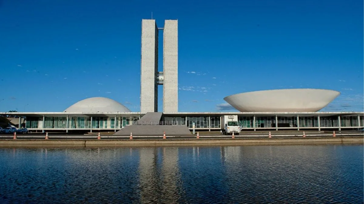 Governo Lula terá que congelar R$ 35,7 bilhões em gastos para contas não fecharem no vermelho em 2027, alerta IFI