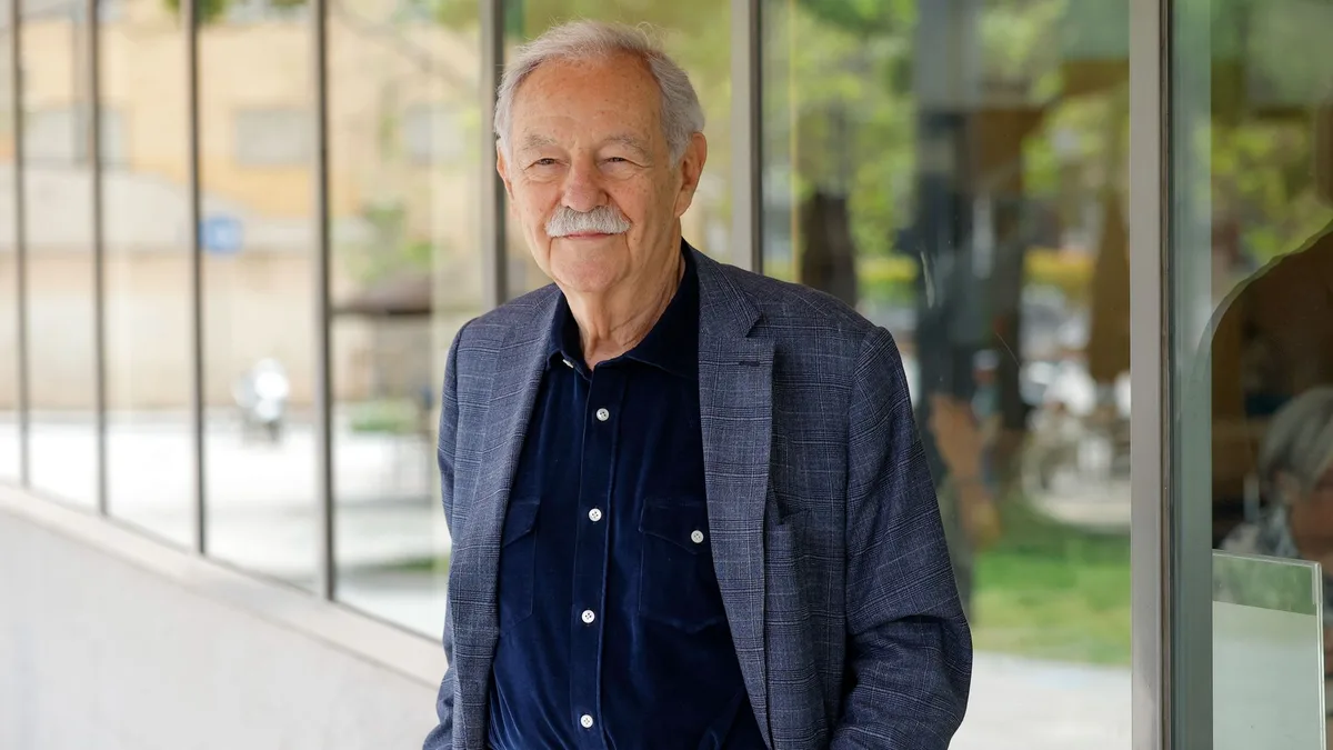 La reflexión de Eduardo Mendoza sobre la lectura en la infancia: "Una de las pocas funciones de un padre es leer un poco cada día a sus hijos cuando todavía no tienen la costumbre"