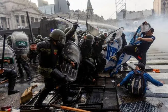 Milei ordena reprimir multitudinaria marcha estudiantil en Argentina