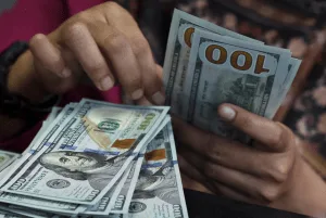 Dólar recua ante real com pesquisas eleitorais, Ptax e exterior no foco