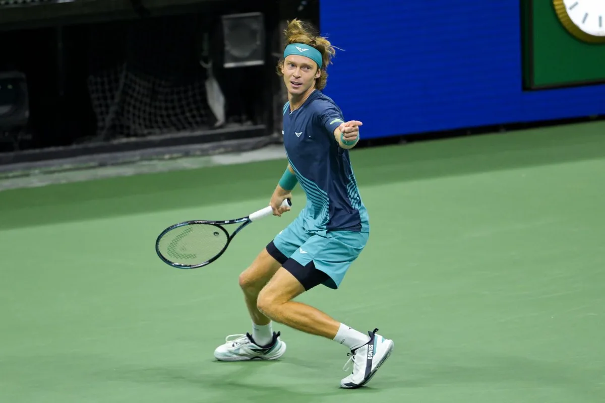 Андрей Рублёв отыгрался с 0:2 по сетам и вышел во второй круг US Open — 2026