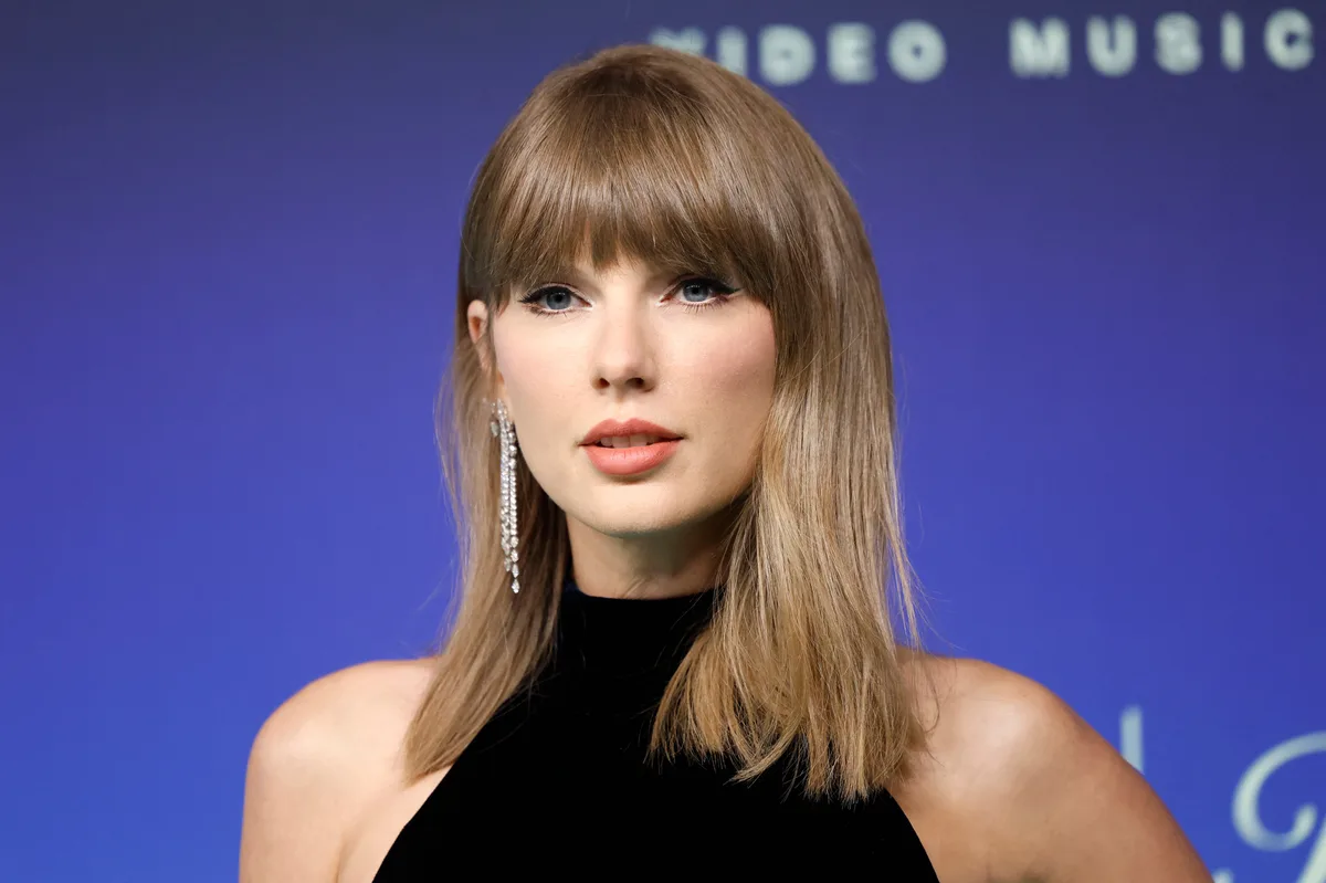 Taylor Swift envía una petición a una oficina de la Unión Europea en Alicante para que se proteja su voz en Europa diciendo: “Hola, soy Taylor Swift”