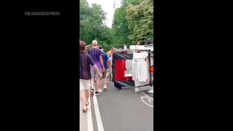 Teen dies after jumping from a runaway horse carriage in New York