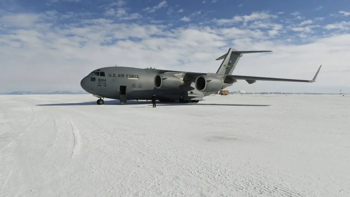 Algo pasa en la Antártida: una misteriosa actividad rusa obliga a un vuelo militar de EEUU a regresar a tierra firme