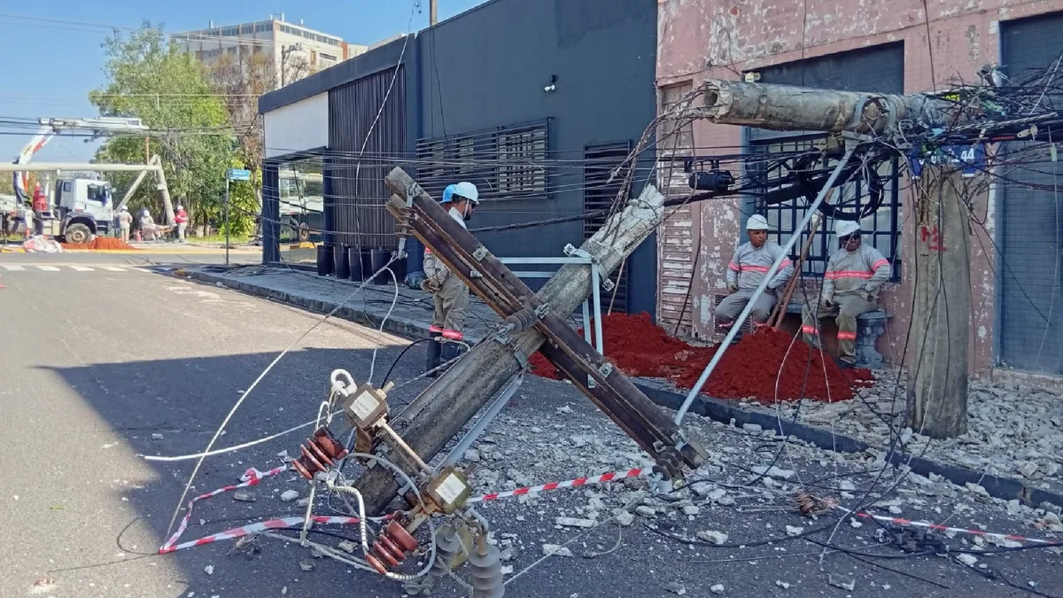 VÍDEO: motorista bate contra poste de energia, arranca estrutura e abandona veículo em Bauru