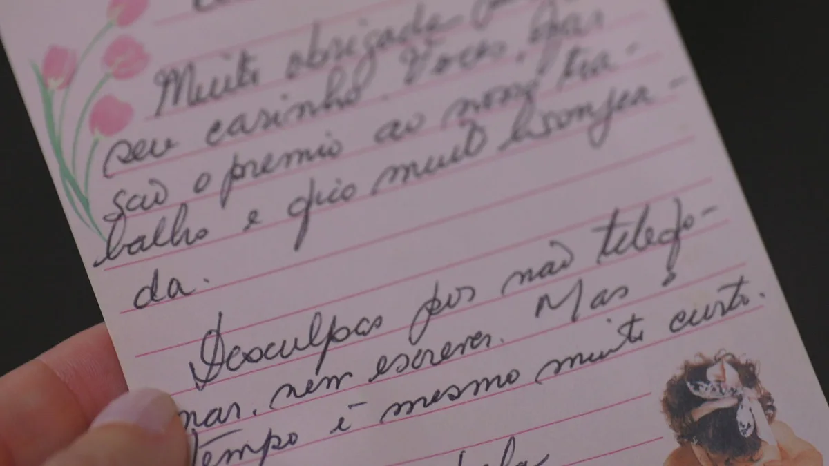 Fã guarda carta enviada por Débora Bloch há mais de 20 anos e emociona atriz em reencontro; VÍDEO