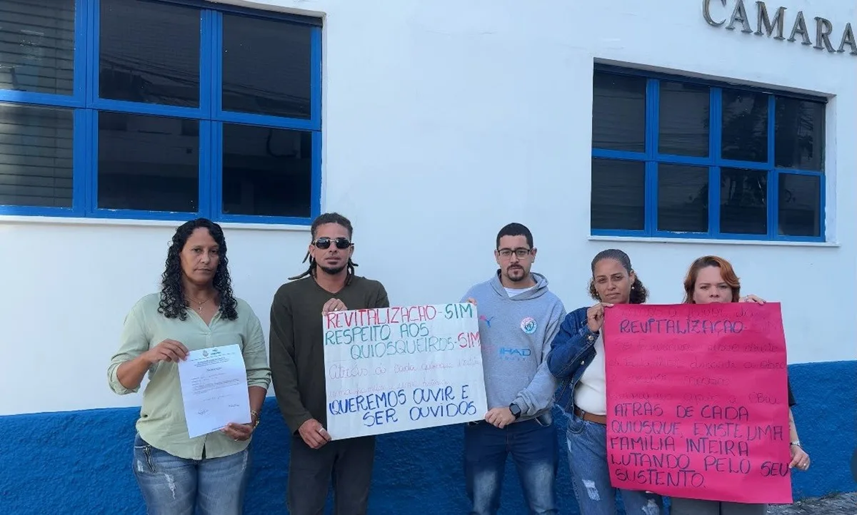 Quiosqueiros protestam contra desocupação de pontos na orla de Tamoios, em Cabo Frio