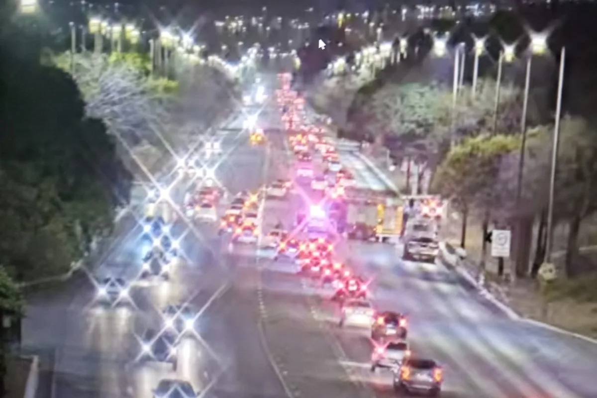 Acidente envolvendo três carros trava e provoca desvio no Eixão Sul