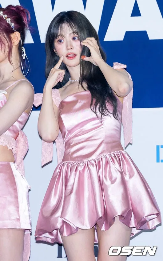 [사진]QWER 쵸단,'손가락에 반창고 붙이고 손하트'