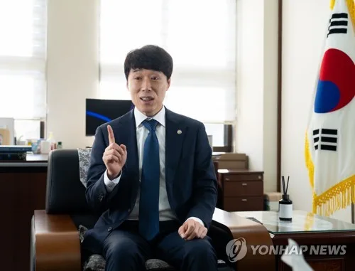 지방교육법 위반 최윤홍 전 부산 부교육감, 2심도 집유