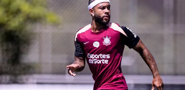 Memphis faz treinamento leve e separado do elenco na volta ao Corinthians