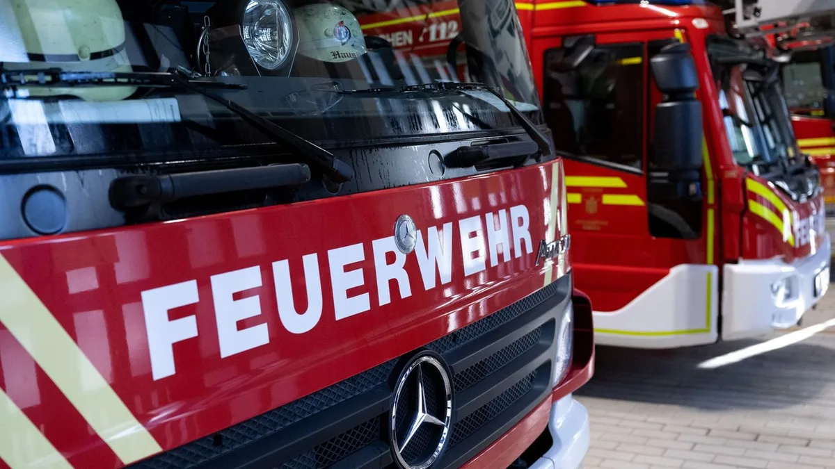 Feuerwehr im Einsatz: Wohnung in Stuttgarter Mehrfamilienhaus ausgebrannt