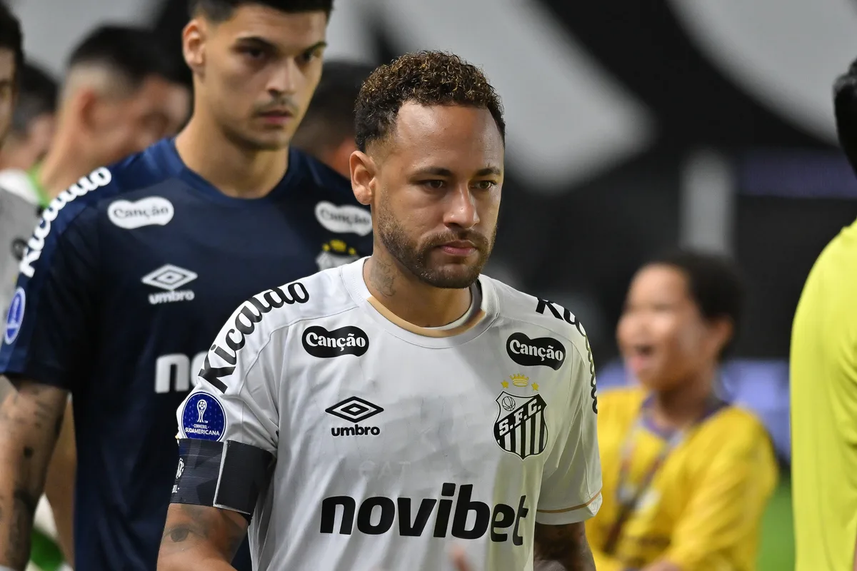 Neymar no sintético? Craque do Santos desconversa sobre jogar o clássico contra o Palmeiras