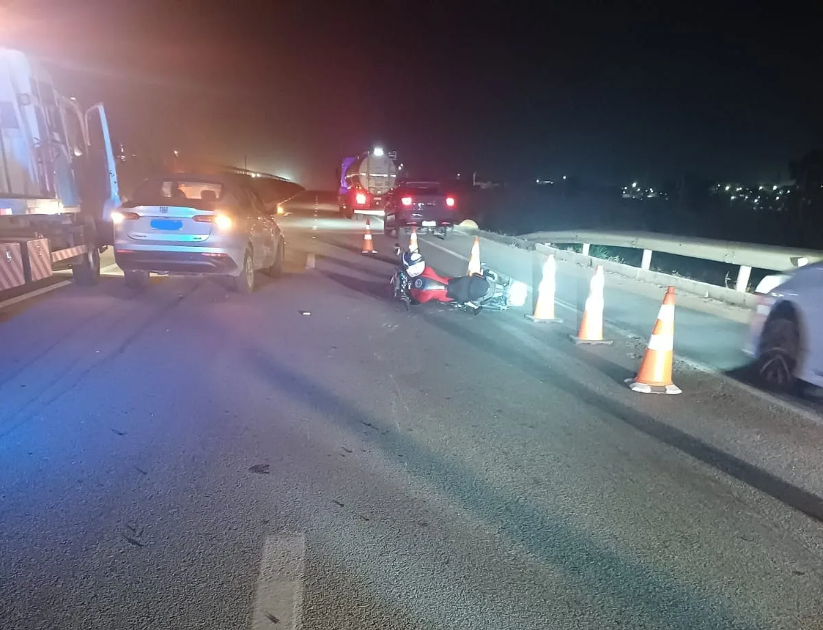 Motociclista fica gravemente ferida após bater em carro na BR-262, em Nova Serrana