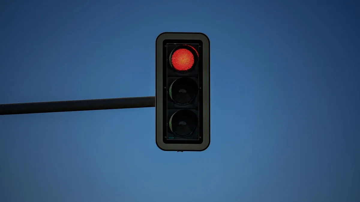 Rote Ampel übersehen?: Unfall auf der B304: Kleinkind und vier Erwachsene verletzt