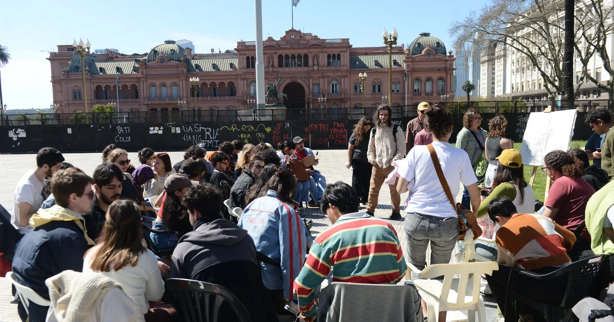 La UBA reclama que el Gobierno cumpla con la Ley de Financiamiento Universitario con clases públicas en Plaza de Mayo