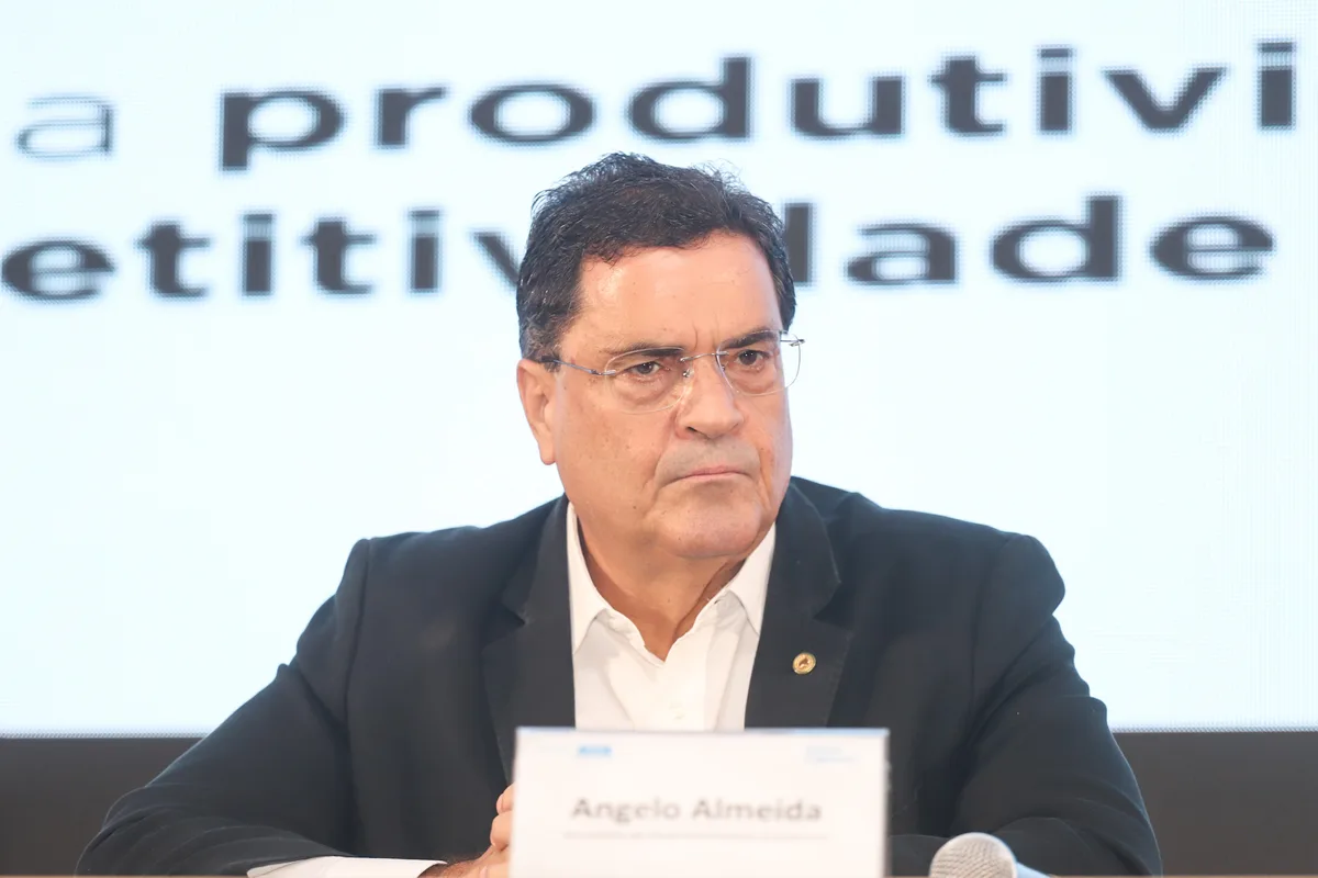"Caricatura da velha política": deputado critica prefeito da oposição