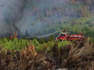 Incendie en Gironde : hué par de nombreux habitants, Sébastien Lecornu affirme n’avoir « rien à cacher »