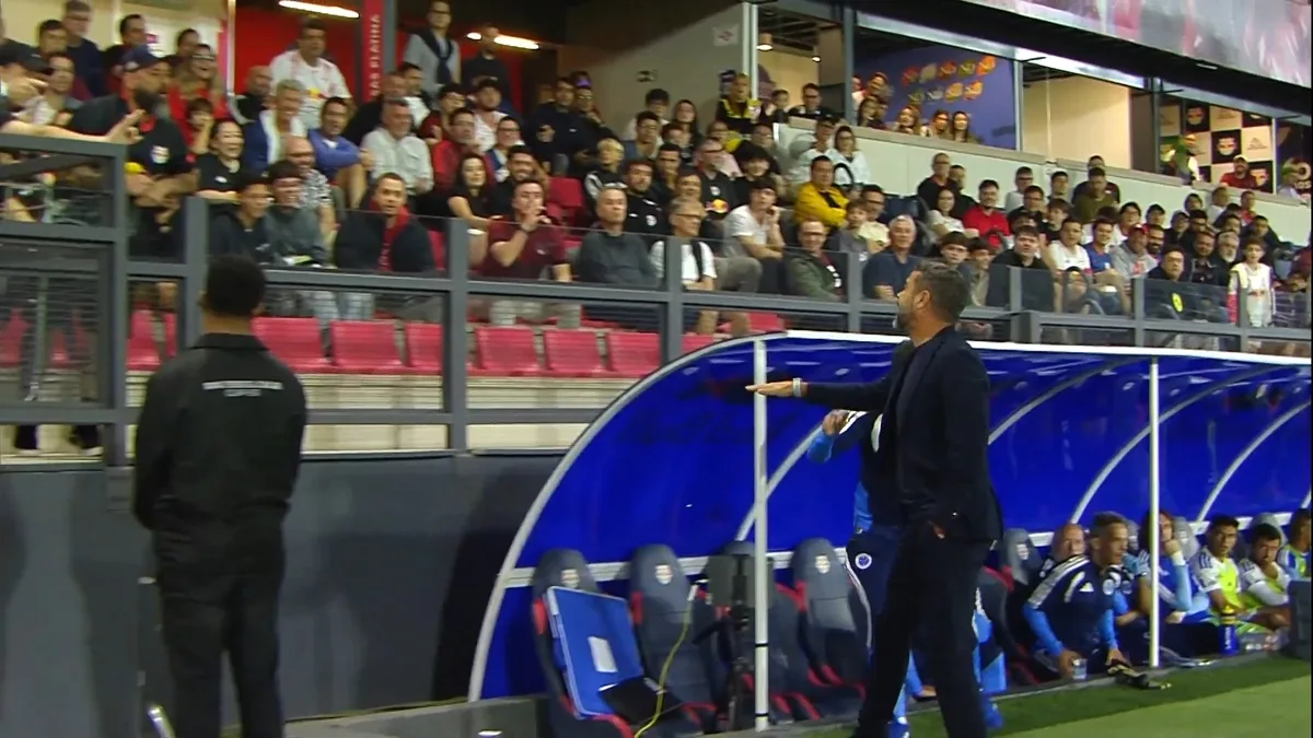 Clima esquentou! Artur Jorge discute com torcida e membro da comissão do Bragantino; assista