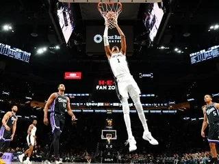 VIDÉO. L’action de dingue de Wembanyama avec les Spurs : récupération dans sa raquette et dunk à l’autre bout du terrain