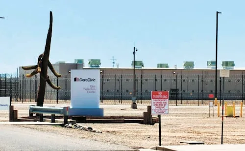 Eloy, el castillo gris del sueño americano; centro migratorio en el desierto de EU alberga mil 350 personas