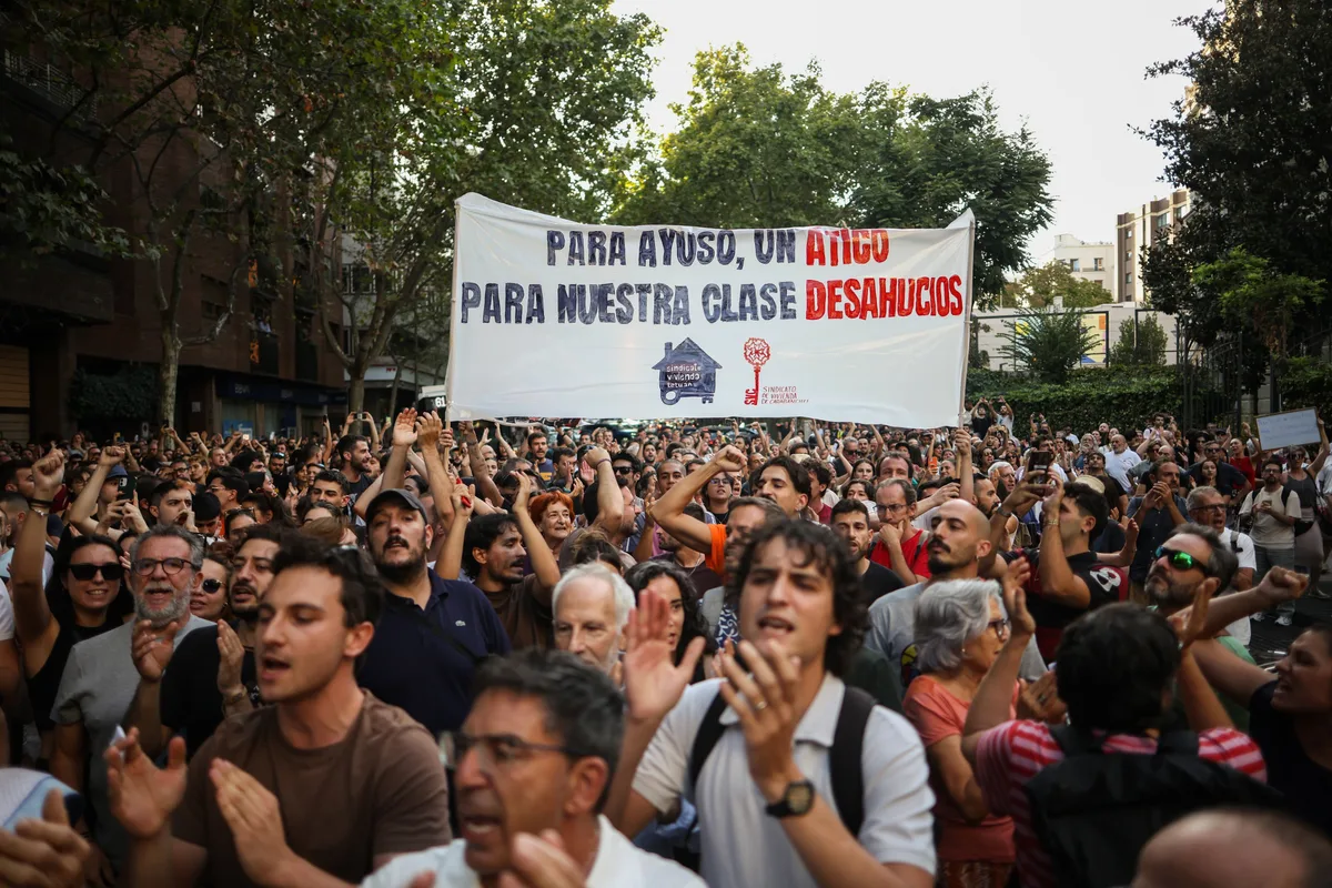 Al menos un millar de personas cortan el centro de Madrid frente al ‘ático de Ayuso’ tras el desahucio de Maricarmen