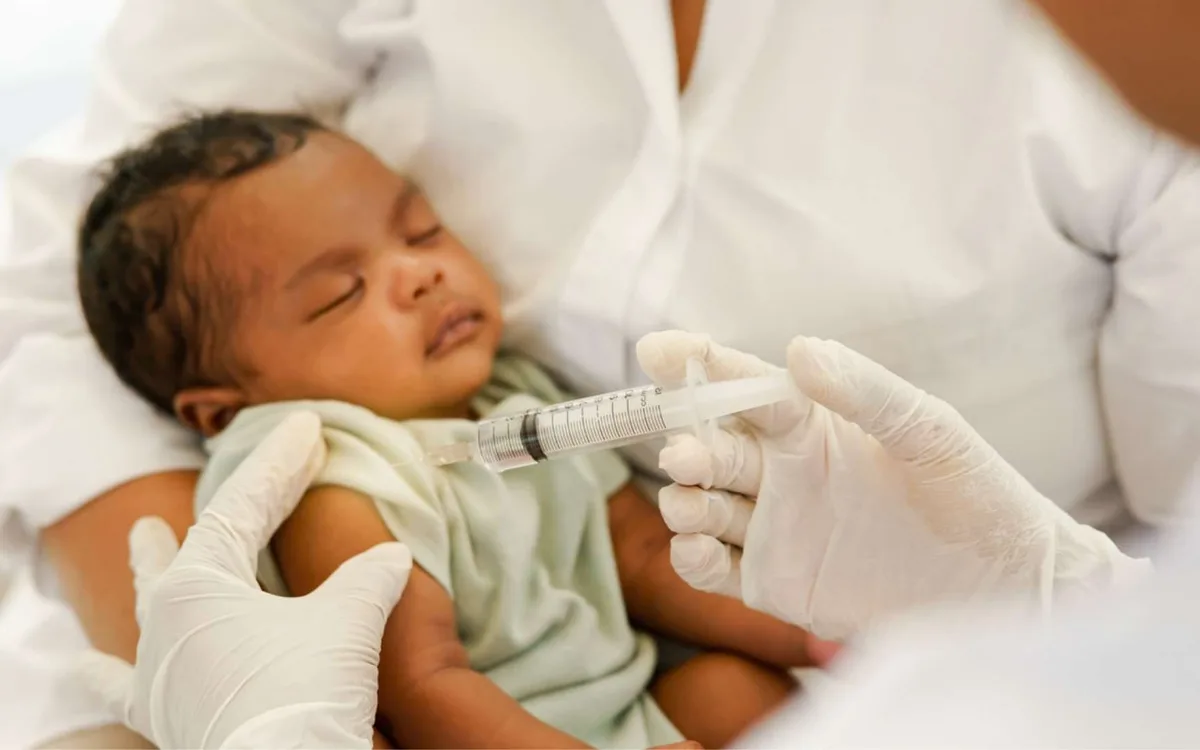 Les médecins alertent : votre nouveau-né en a besoin, pourtant des parents le refusent