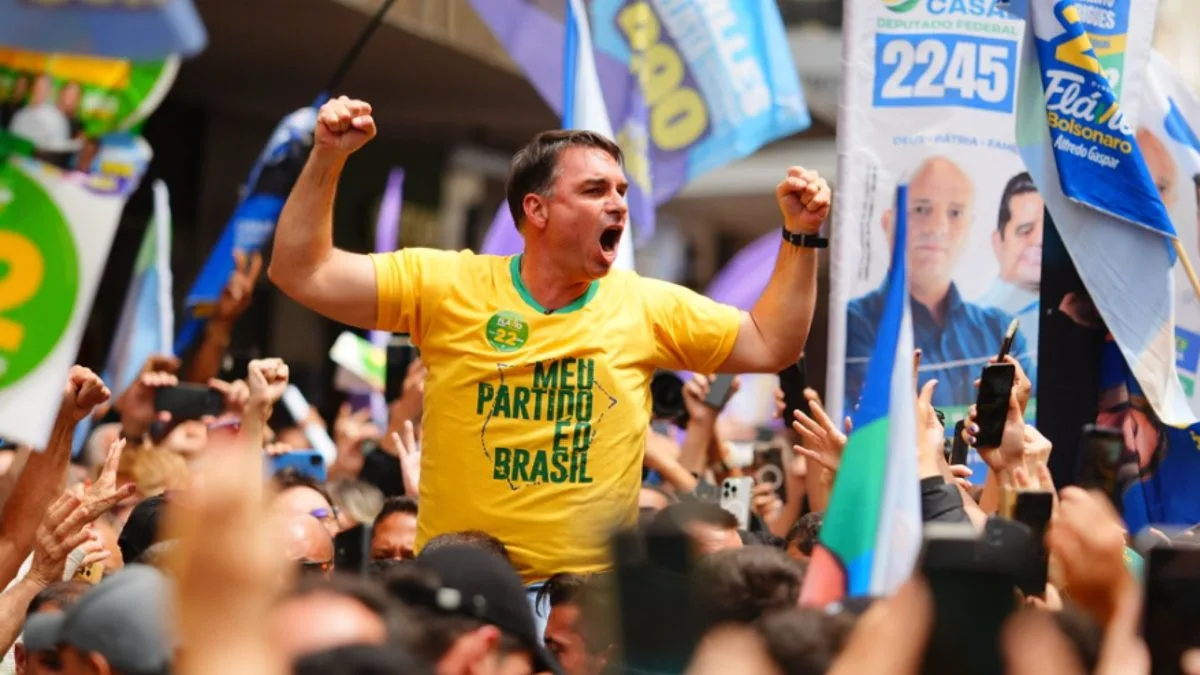 Flávio Bolsonaro não pretende acabar com o 13º, aposentadoria, Farmácia Popular, privatizar bancos e a Petrobras; veja quais são as propostas do PL