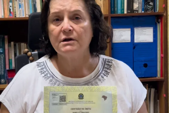 Mãe de jovem morta em Fortaleza recebe certidão de óbito e cobra justiça