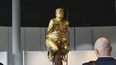 Nackte Trump-Statue im EU-Parlament