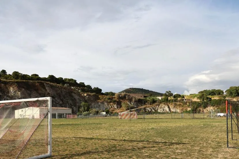Canicule, sécheresse, orages, pluies hivernales et inondations : le football français face au défi du changement climatique