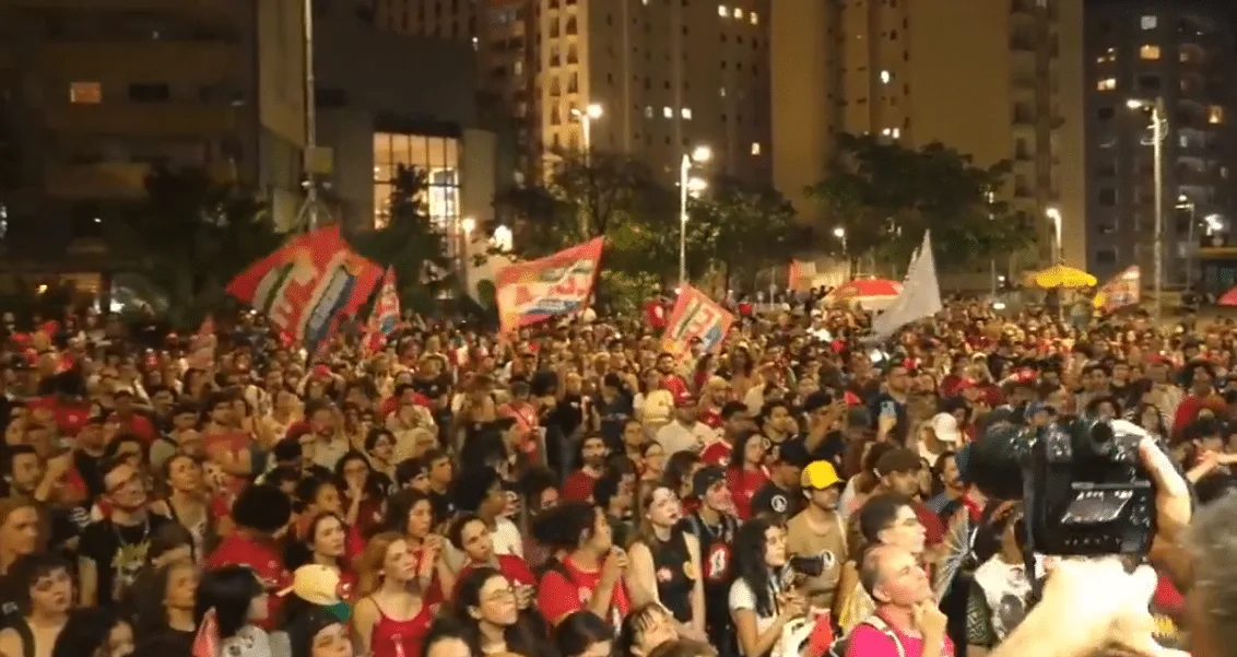 “Virar o jogo”: Multidão ocupa São Paulo em ato pela reeleição de Lula