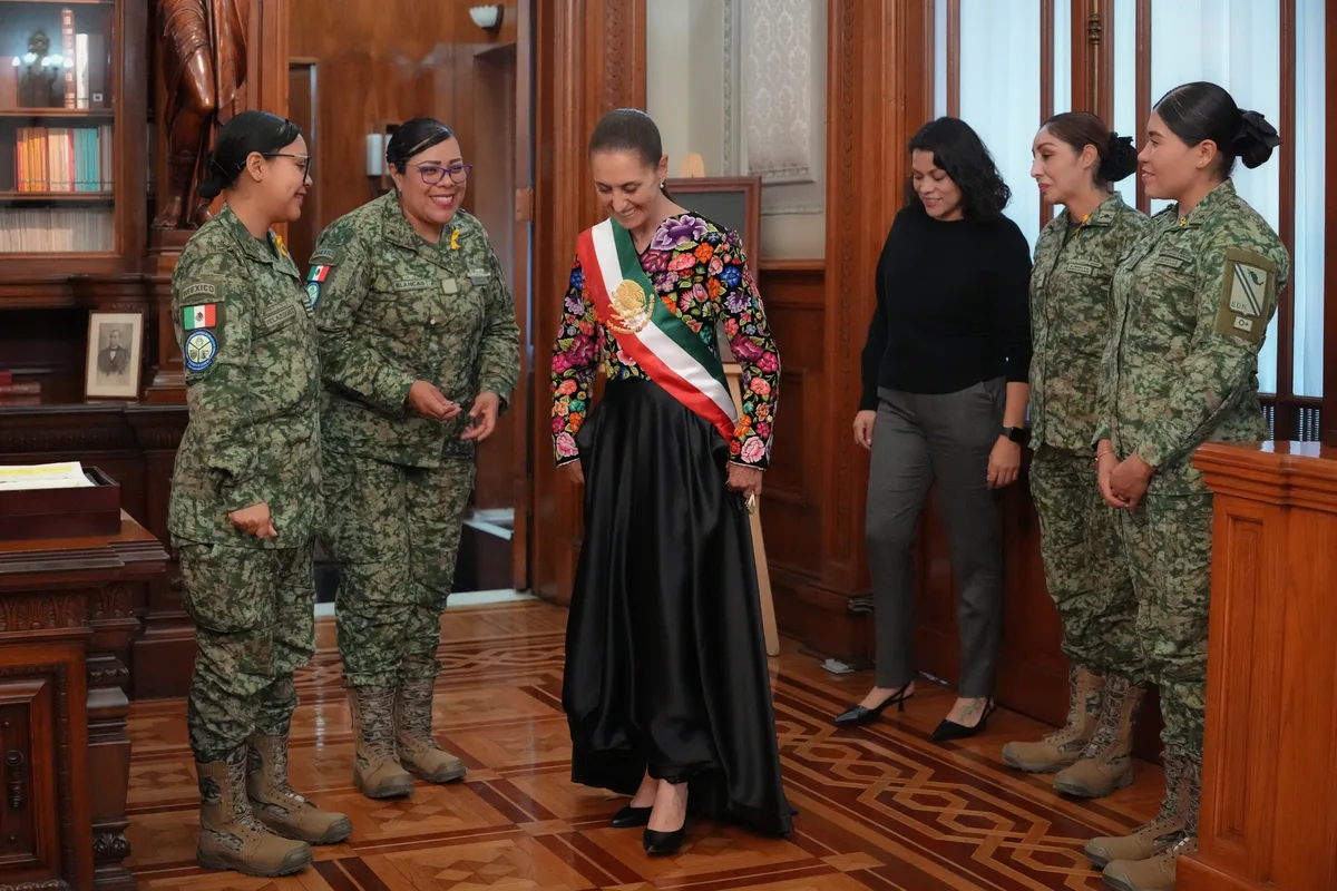 Claudia Sheinbaum presenta a artesanas del taller Biulú y agradece por el vestido que usó en el grito de Independencia