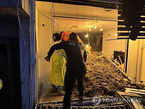 광복절 연휴 거제 800㎜ 등 경남에 물폭탄…산사태·고립 속출(종합)