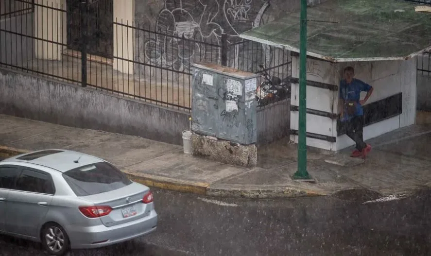 Fuerte lluvia causó severas inundaciones en Caracas la tarde del #22Ago (VIDEOS)