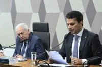 Idosos de baixa renda terão desconto em passagens sem limite de horário