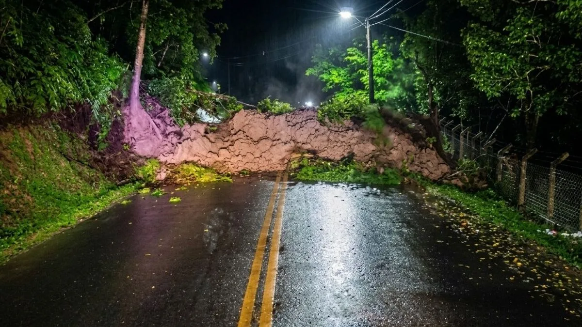 Deslizamento de terra bloqueia completamente estrada após fortes chuvas em SC