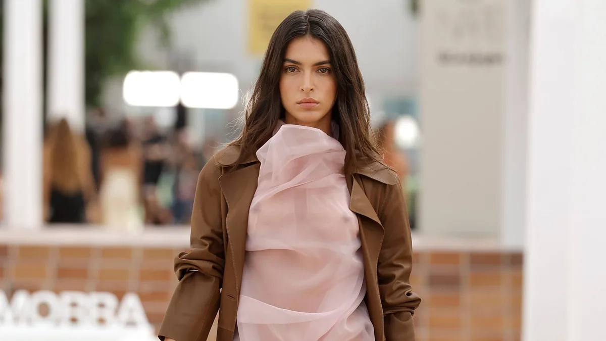 Simorra nos emociona en Fashion Week Madrid reivindicando la empatía mediante tejidos plegados y de exquisitas texturas: "Queremos romper con la rigidez del mundo"