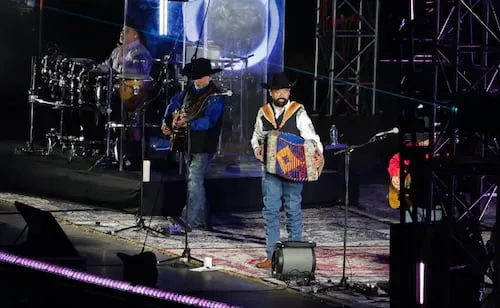 Entre fuegos artificiales y romanticismo, así fue la primera parte del concierto de Intocable en el Zócalo